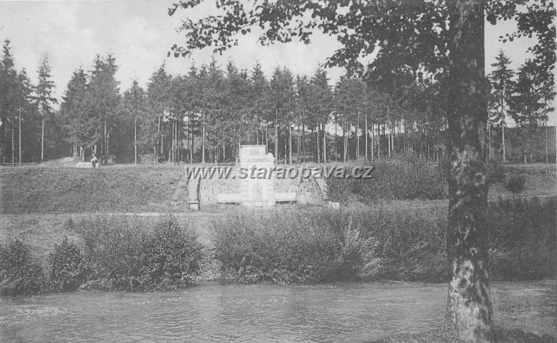reka (7).jpg - Pohled na Sádrovcovou studánku přes řeku na pohlednici z roku 1927.